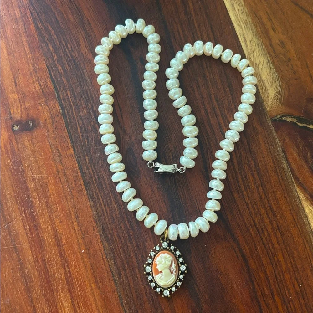 Elegant Pearl Necklace with Cameo Pendant - Picture 3 of 3